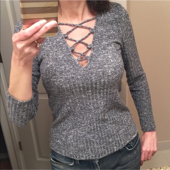 Criss Cross Reversible Top. Price Firm. - Picture 3 of 5
